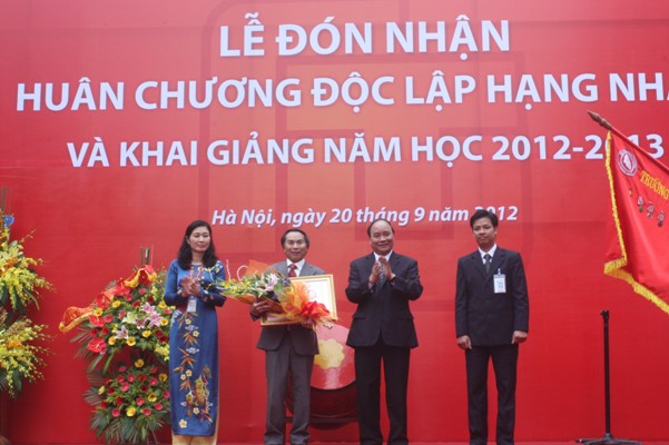 Trường Đại học Ngoại thương đón nhận Huân chương Độc lập hạng Nhất
